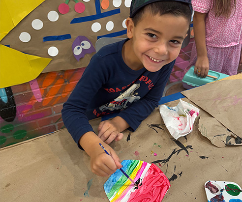 Children painting in Artnest Studio class