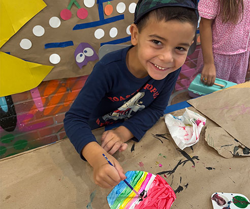 Children painting in Artnest Studio class