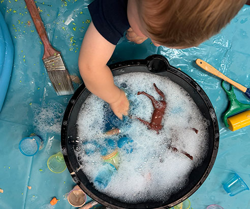 Children painting in Artnest Studio class
