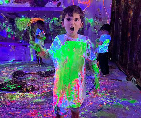 Children painting in Artnest Studio class