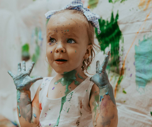 Children painting in Artnest Studio class